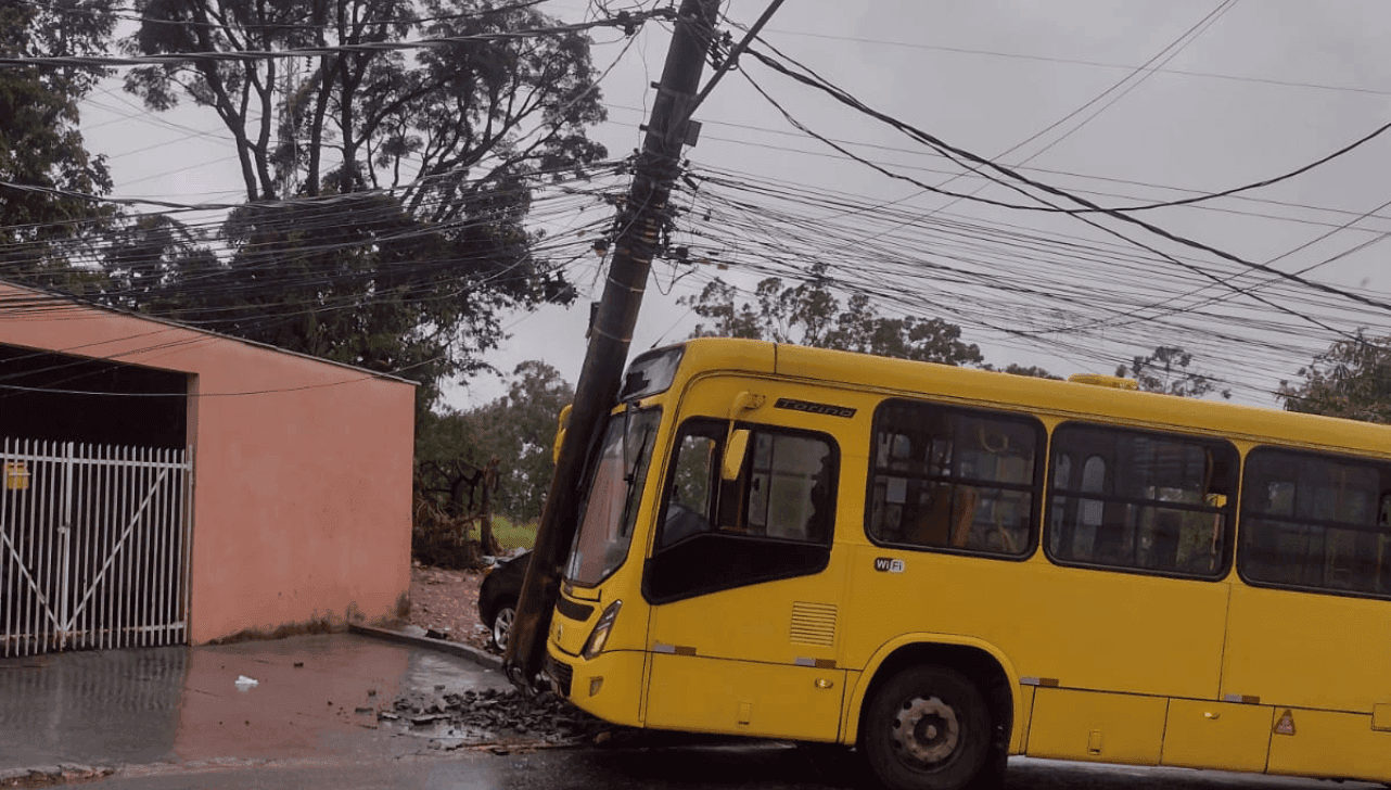 O ônibus colidiu contra o poste