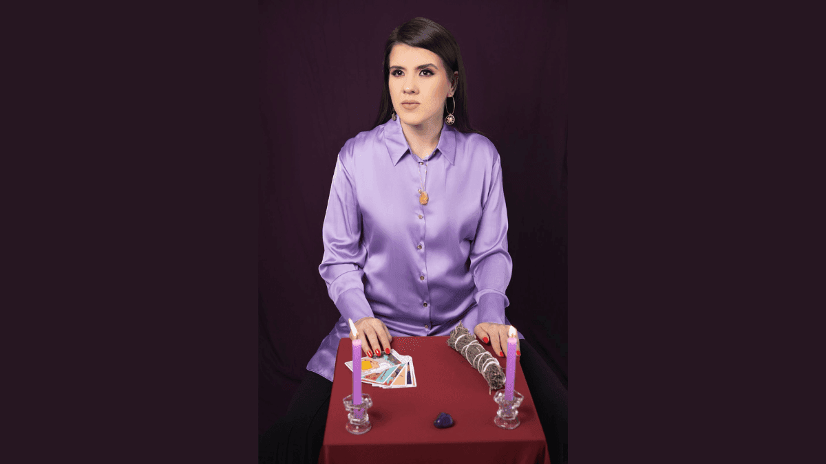 A taróloga Isabel Fogaça dá dicas simples de proteção e consciência para aproveitar a festa com alegria, presença e autocuidado
