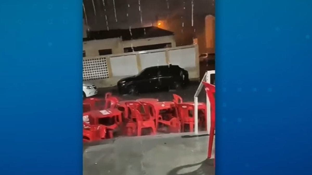 Chuva arrasta cadeiras e mesas na Paraíba