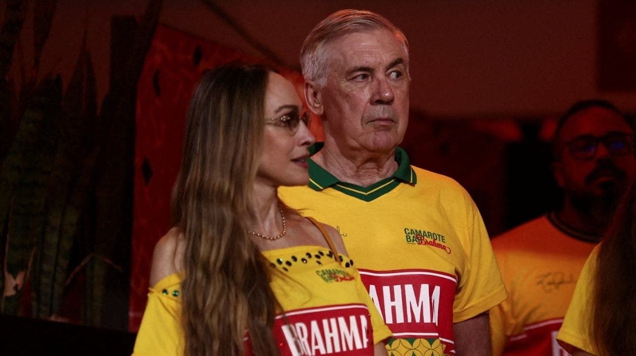 Carlo Ancelotti no desfile das escolas em SP