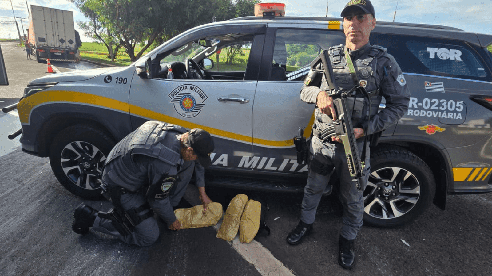 A droga estava presa ao corpo das suspeitas