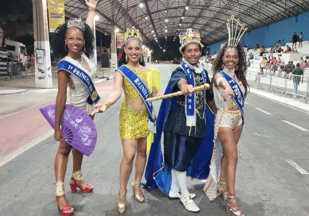 Desfile das escolas de samba de Taubaté atrai milhares de pessoas