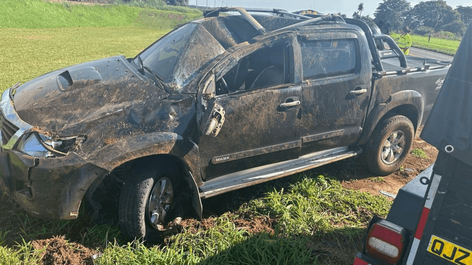 Um dos veículos saiu da pista e capotou