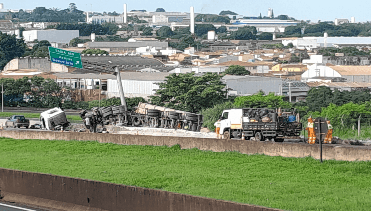 Carreta tomba após bater em ônibus 