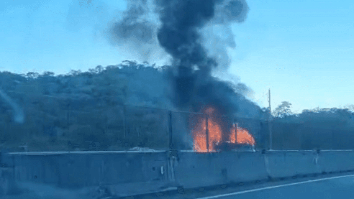 Carro pega fogo na Rodovia dos Tamoios em São José dos Campos