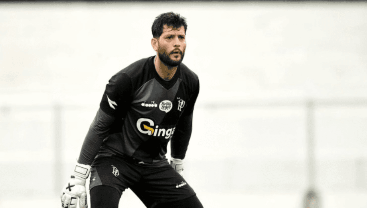 Goleiro Thiago Coelho