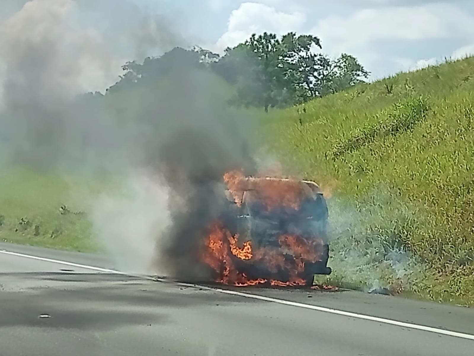 Carro pega fogo na Rodovia Carvalho Pinto