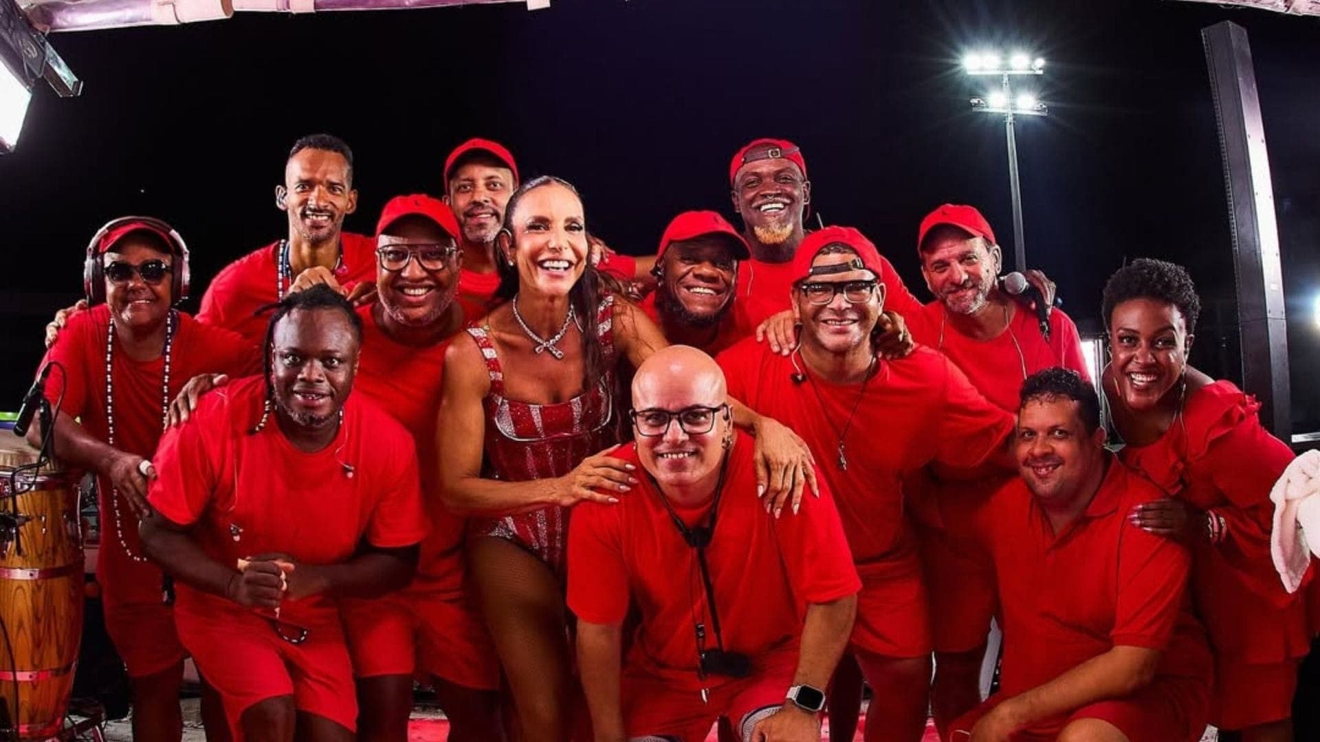 Ivete Sangalo com a equipe no Carnaval