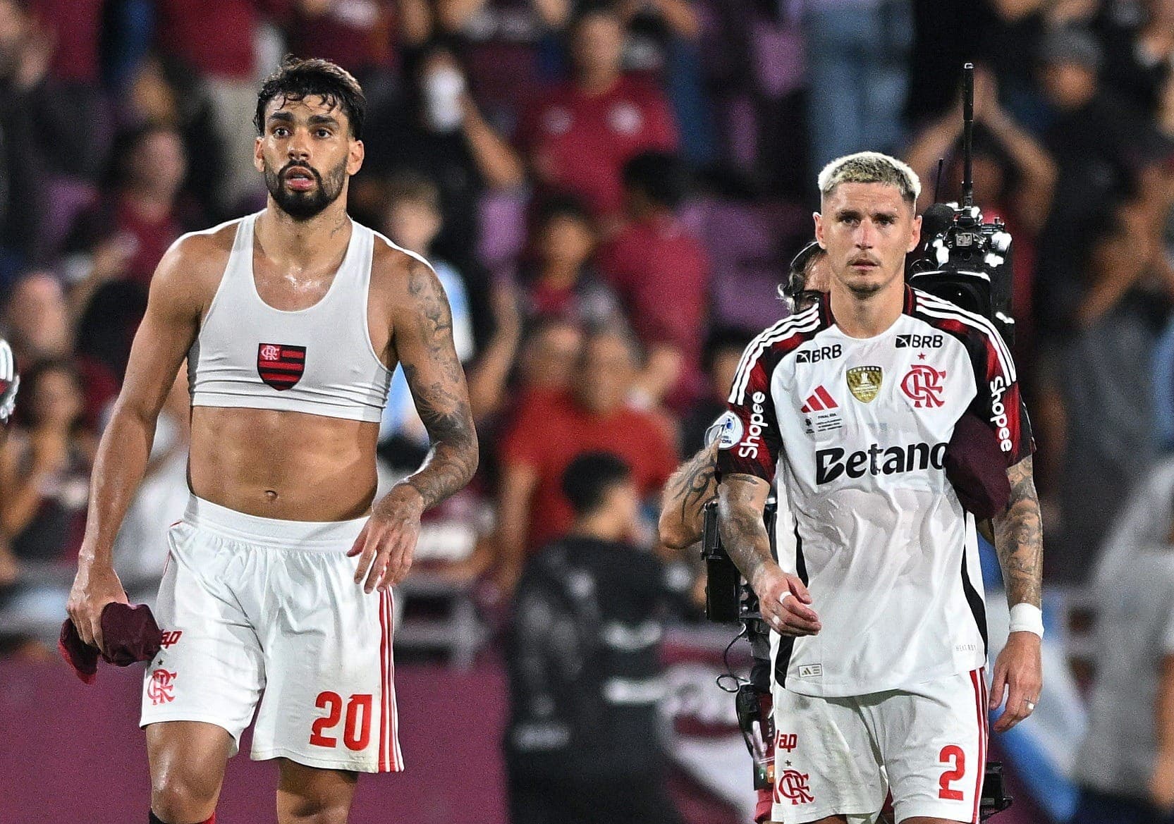 Lucas Paquetá e Varela em derrota do Flamengo