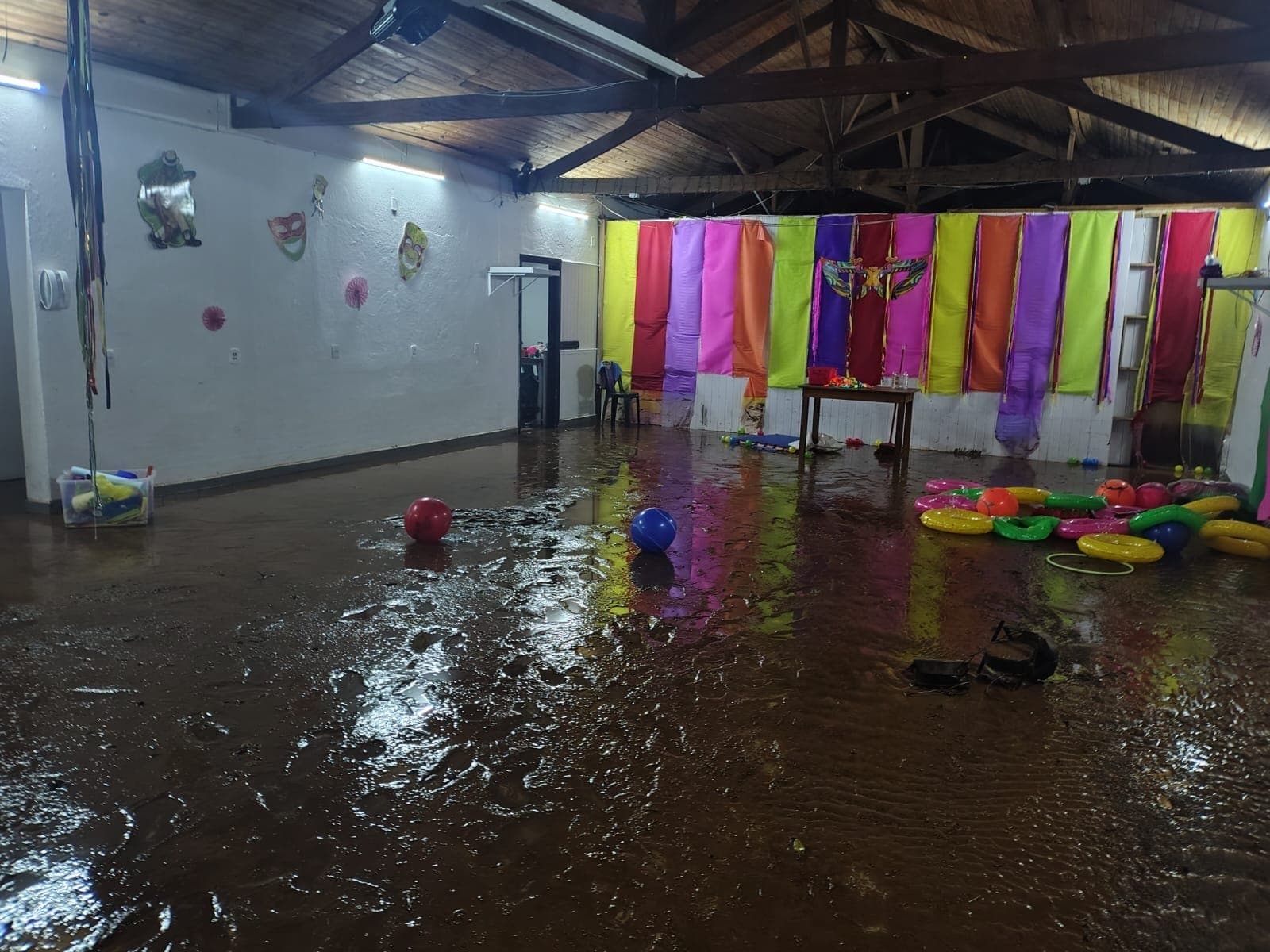 Forte chuva causa estragos em Santo Antônio do Pinhal; veja imagens