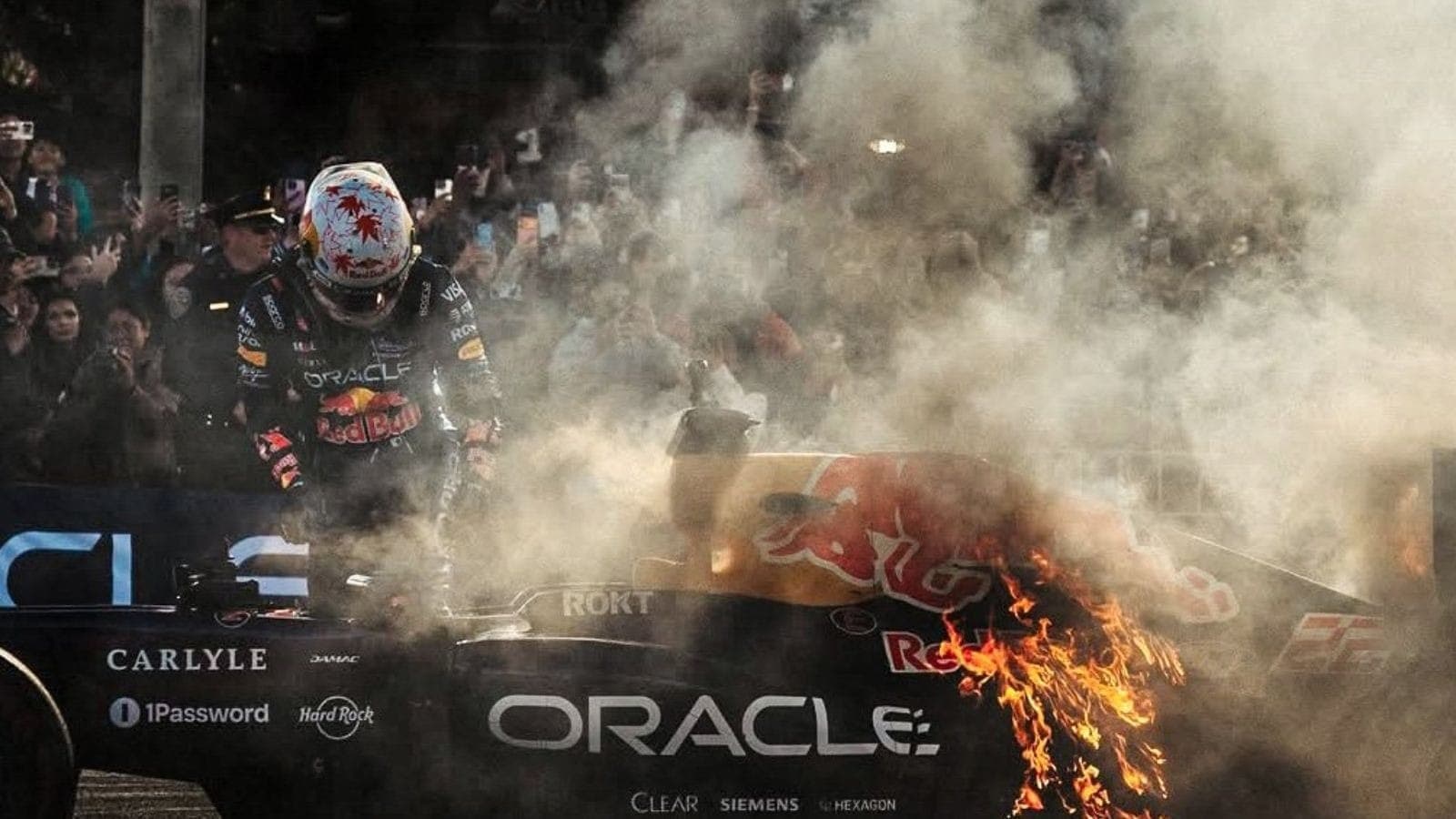 Yuki Tsunoda deixa o RB7 após carro pegar fogo