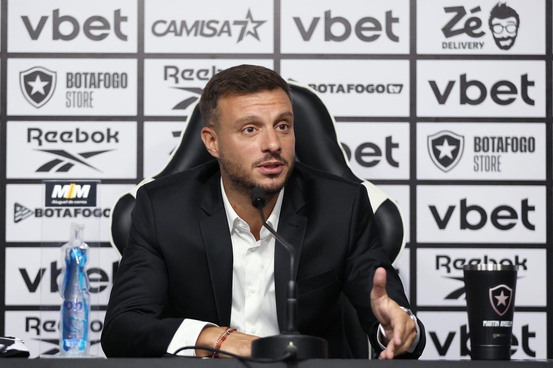 Martín Alsemi é o atual treinador do Botafogo