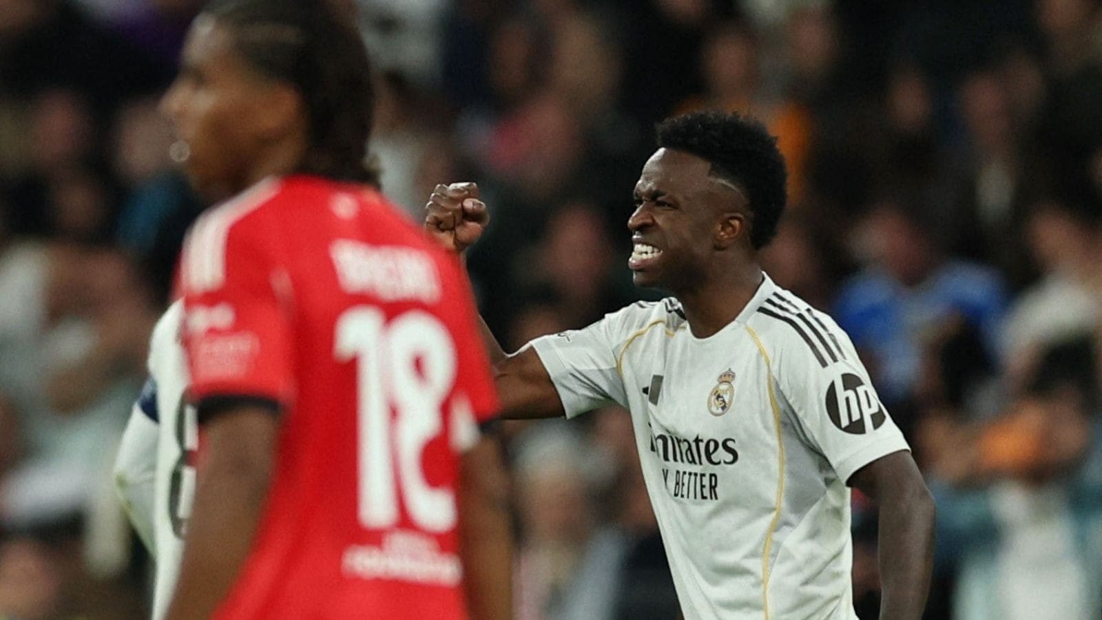 Vinicius Júnior comemora gol sobre o Benfica
