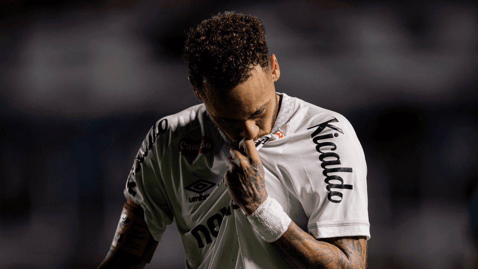 Neymar comemora gol pelo Santos