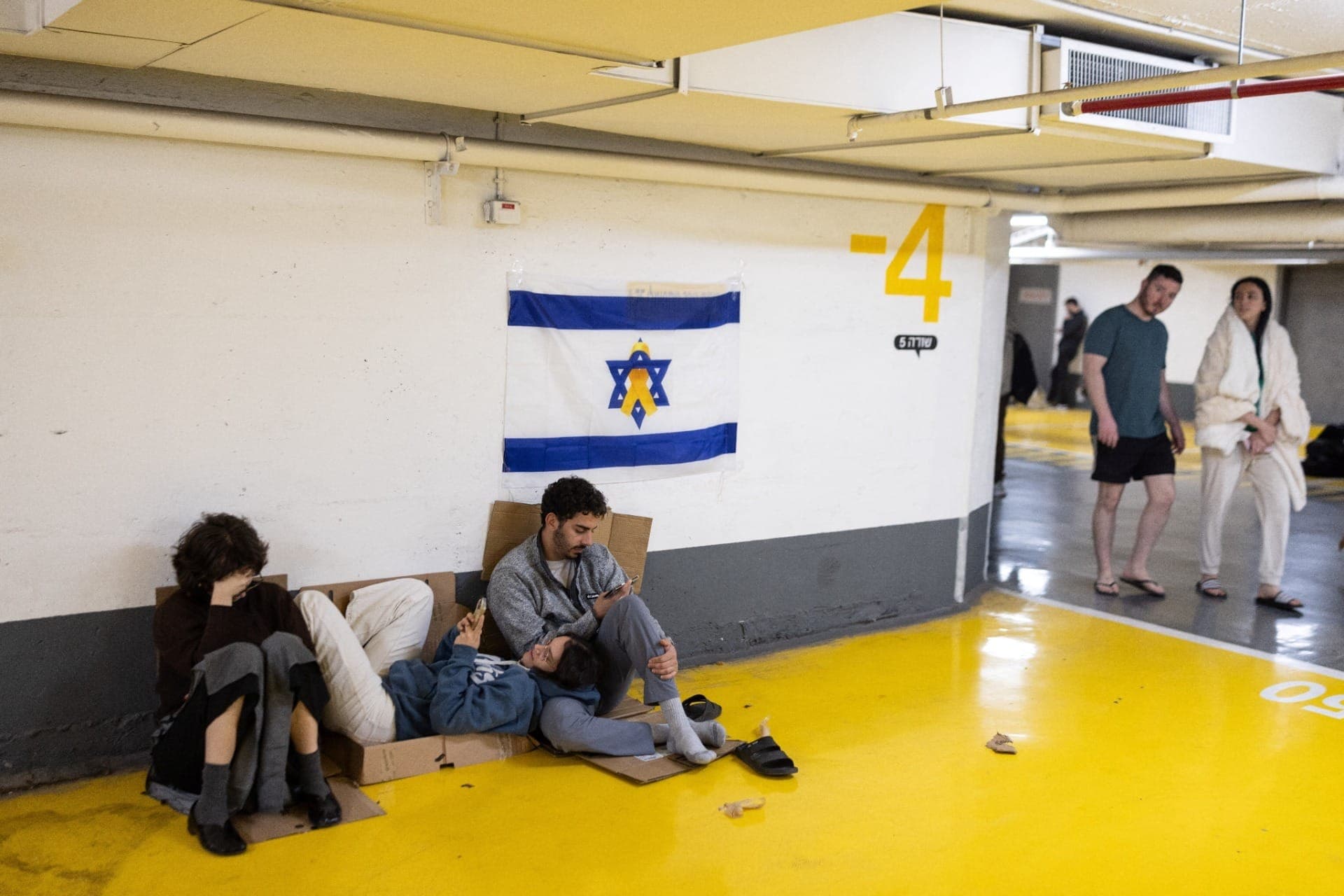 Israelenses dentro de abrigos anti-bomba após ataque ao Irã