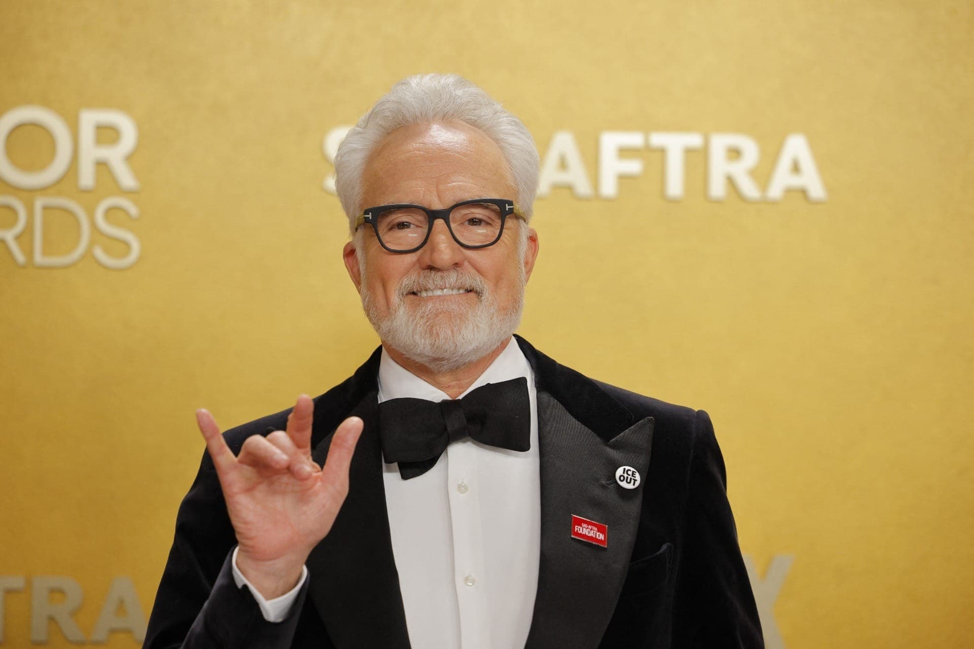 Bradley Whitford usa botom em protesto ao ICE