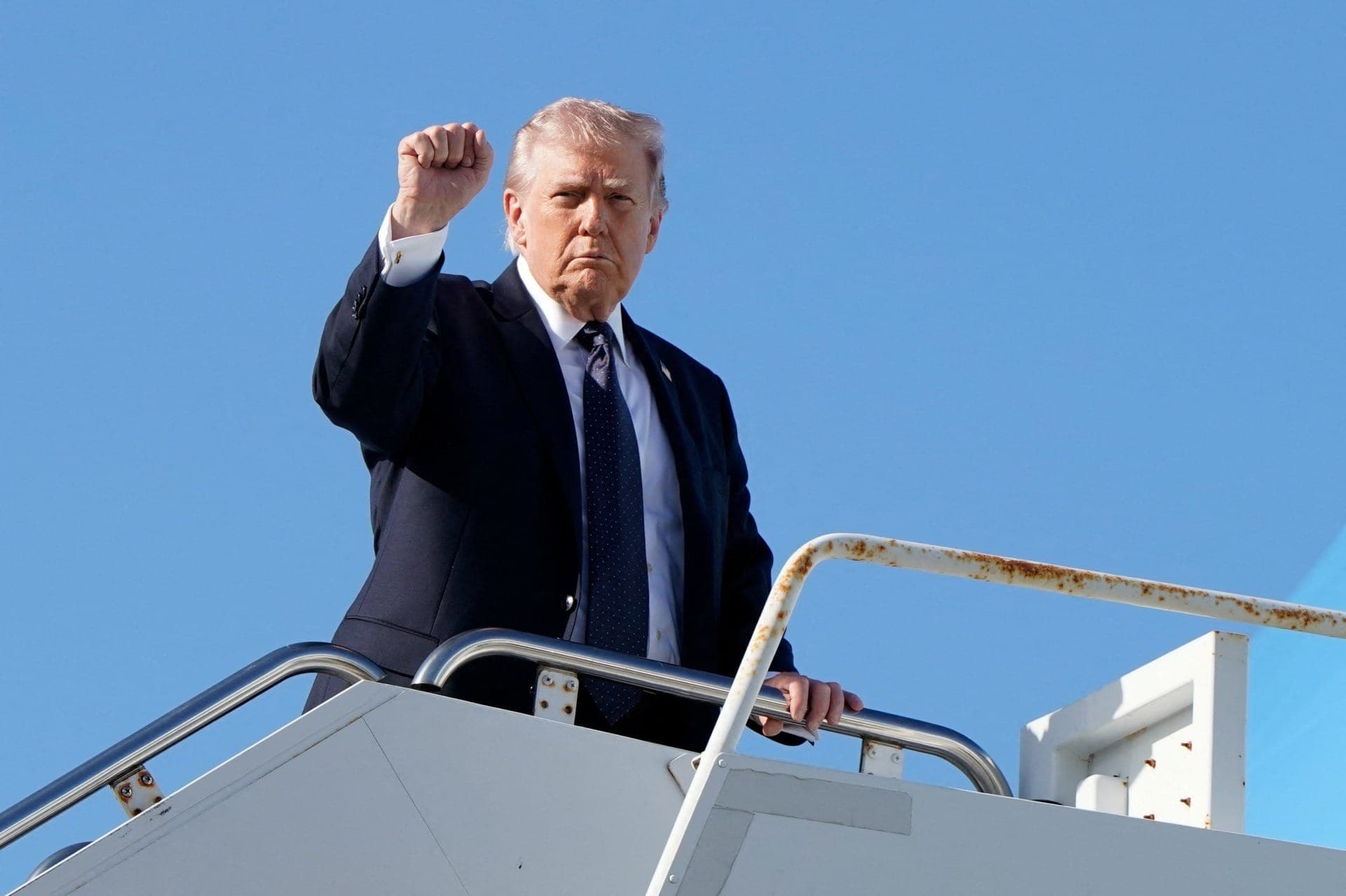 Trump antes de embarcarem avião presidencial