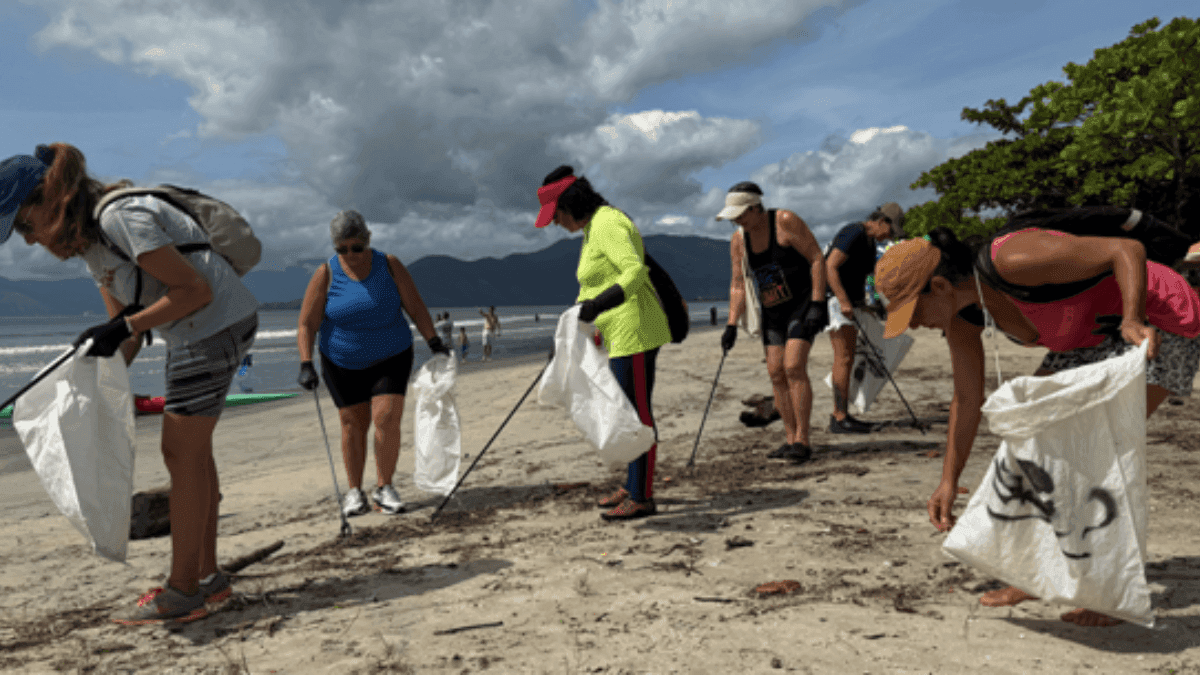 Mutirão de limpeza recolhe 115kg de lixo em praia de Caraguatatuba