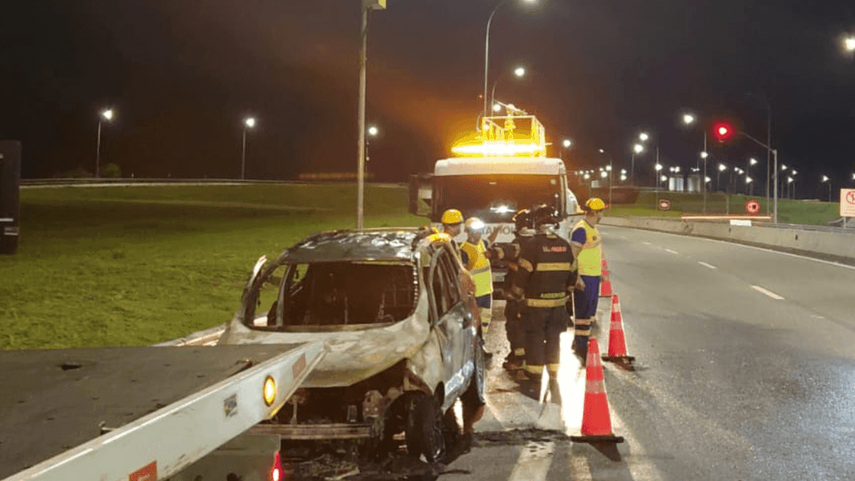 Carro pega fogo e mobiliza Corpo de Bombeiros em Caraguatatuba