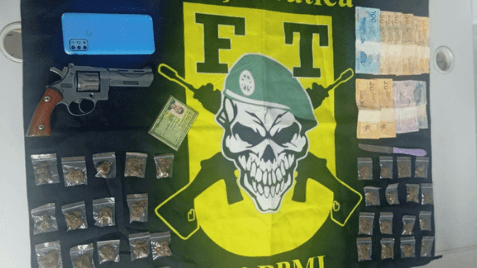 Ele estava de posse de maconha, arma e dinheiro