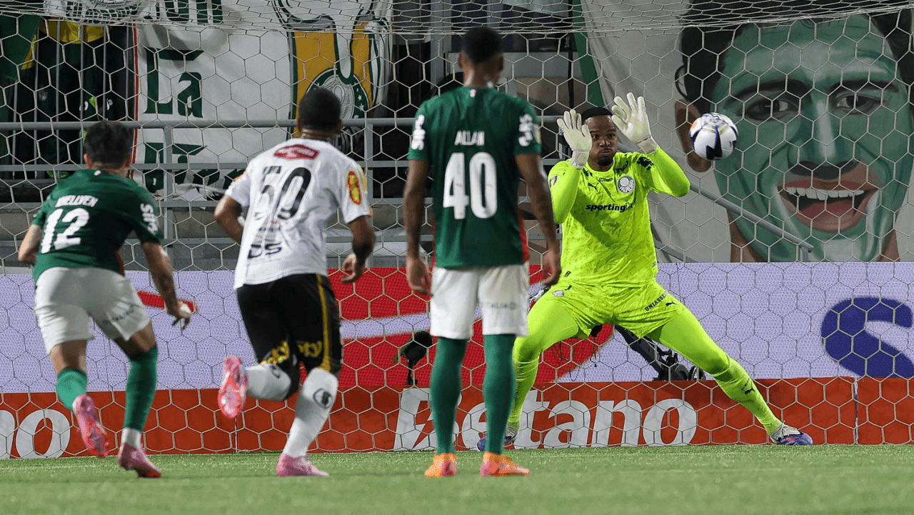 Carlos Miguel pega pênalti na final