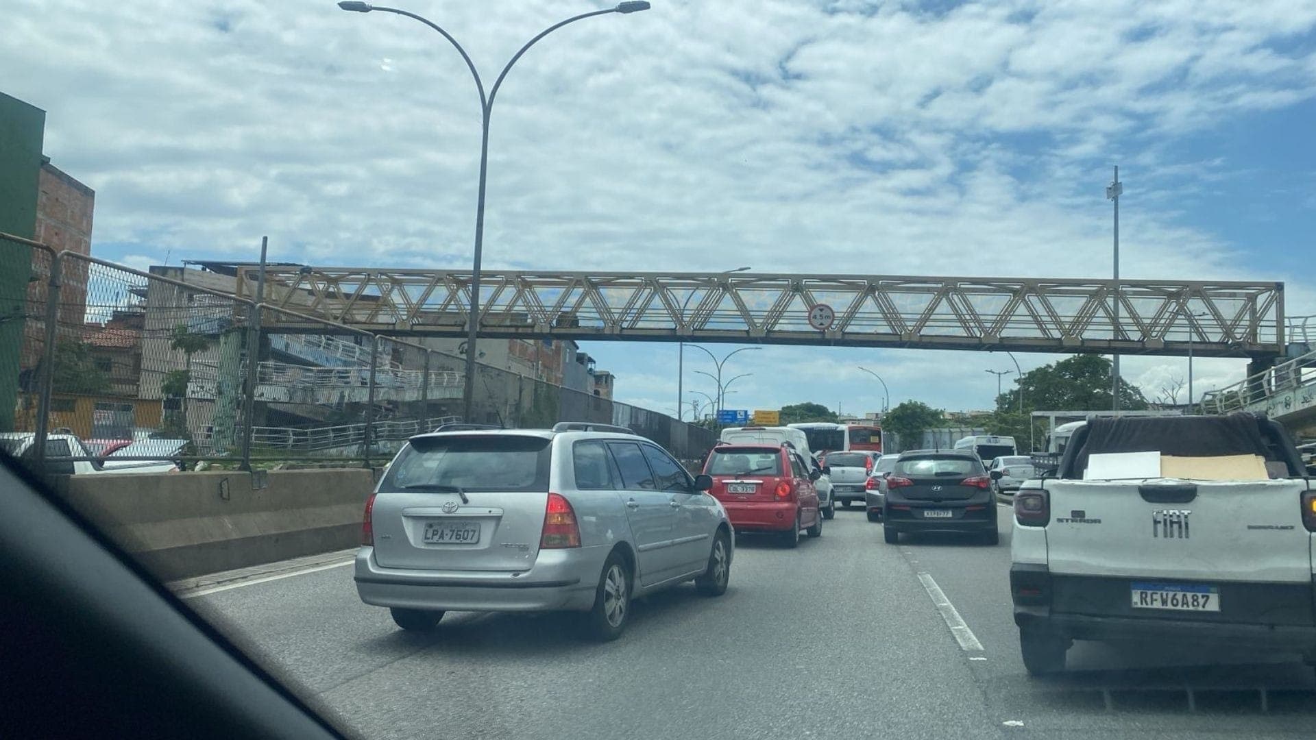 Ônibus atravessado na Linha Amarela