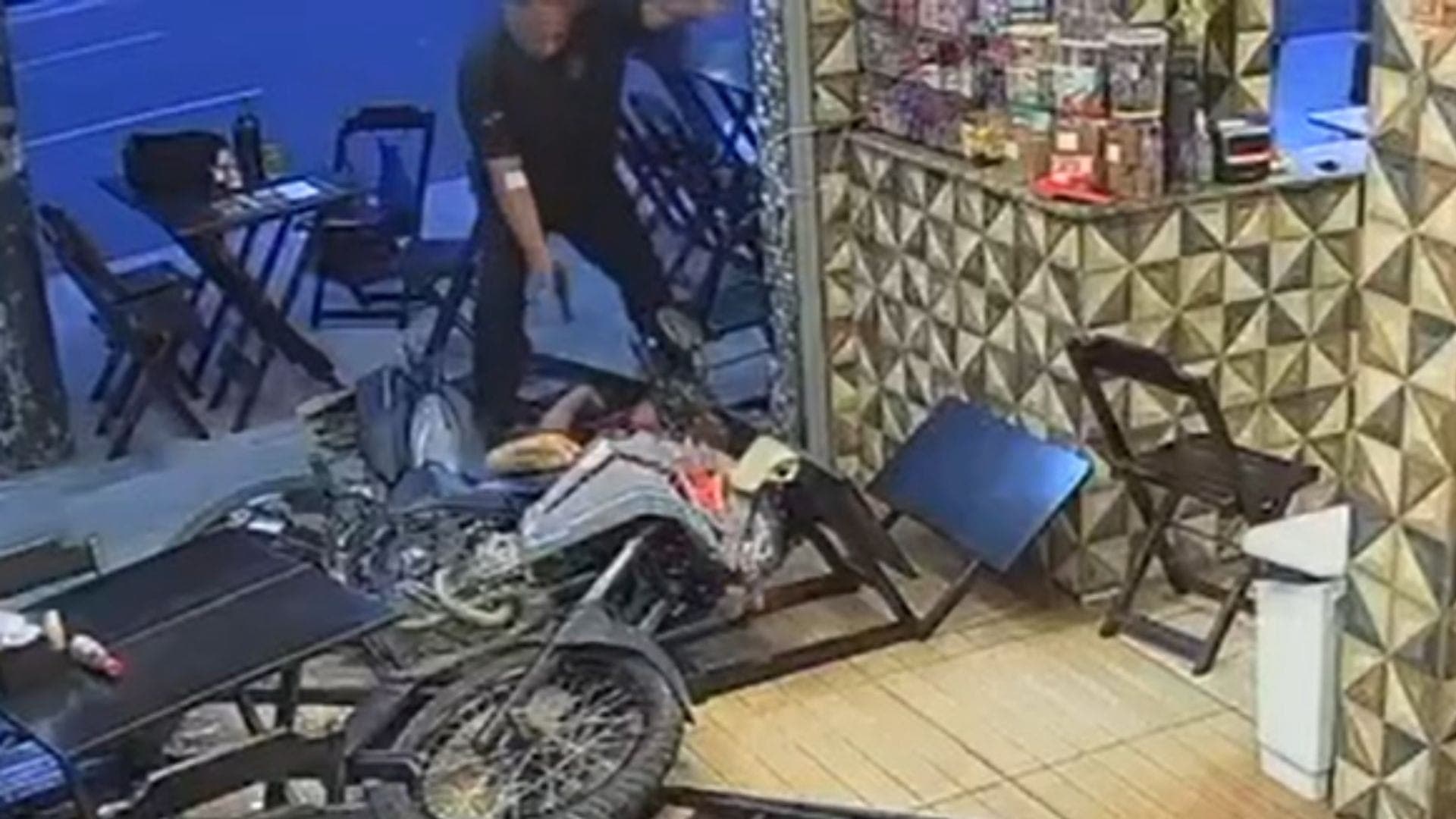 Policial penal deixa bandido baleado em tentativa de assalto