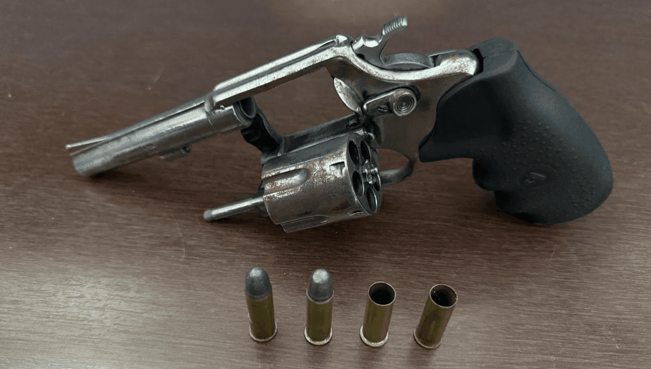 Uma arma supostamente usada no crime foi apreendida 