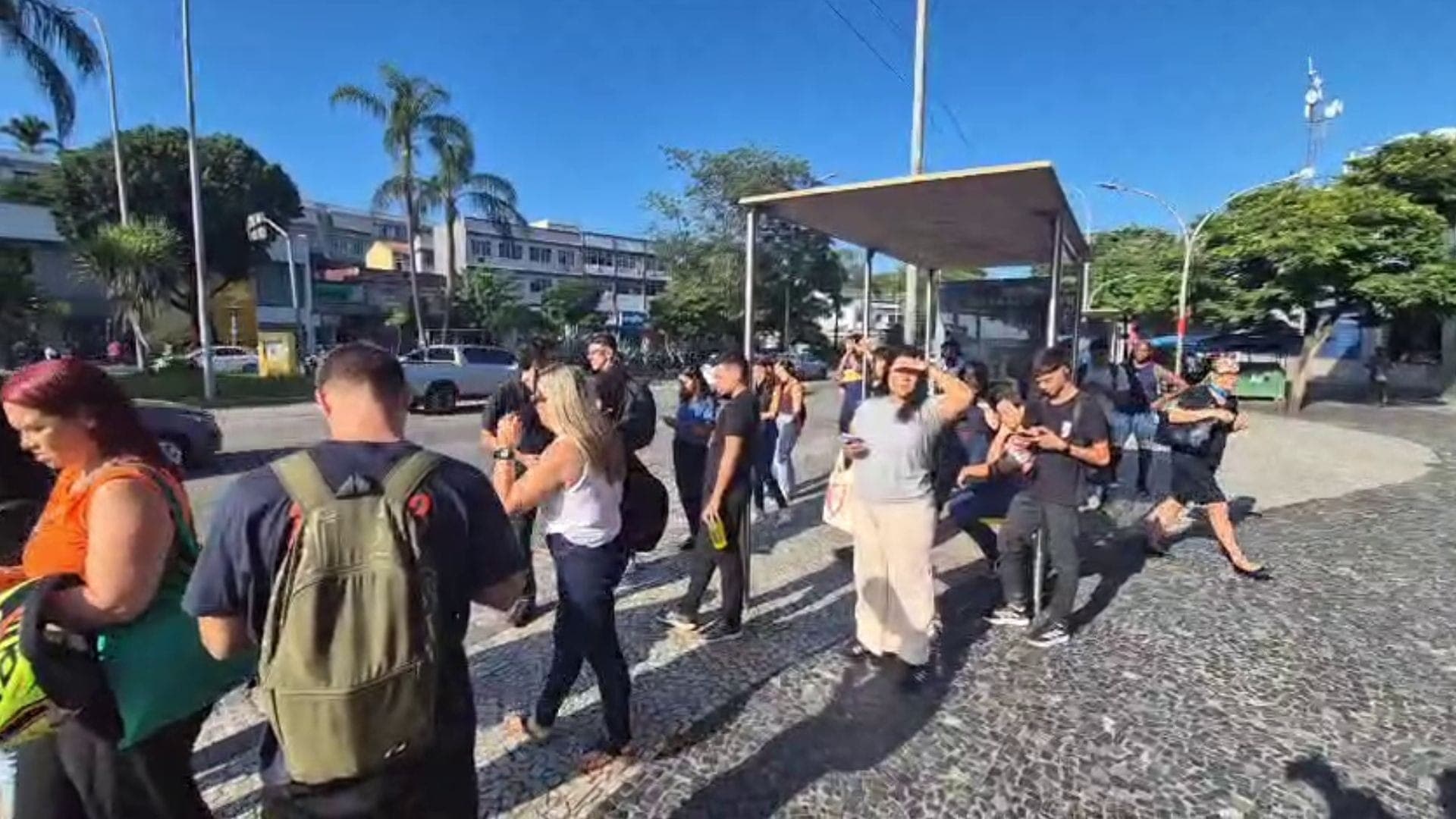 Filas em ponto de ônibus devido à greve