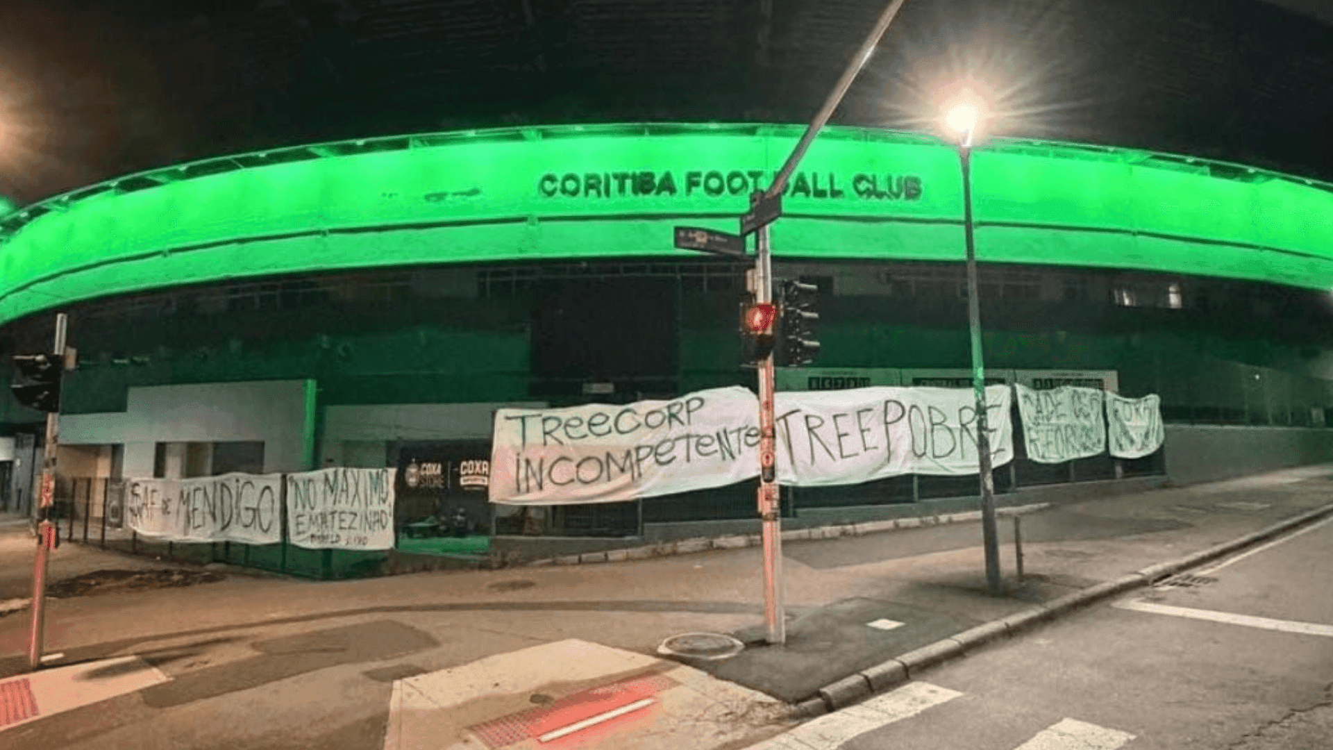 Couto Pereira amanhece com faixas contra a SAF 