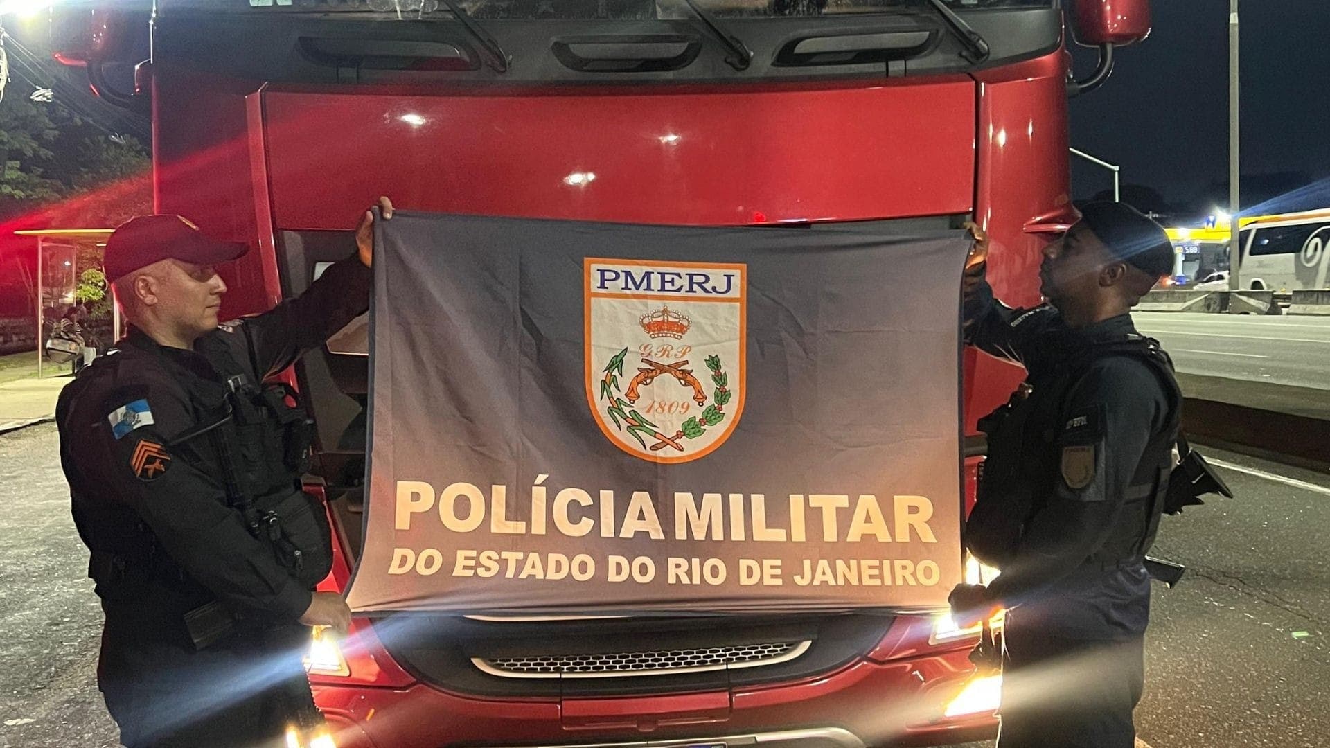 Policiais Militares e caminhão recuperado