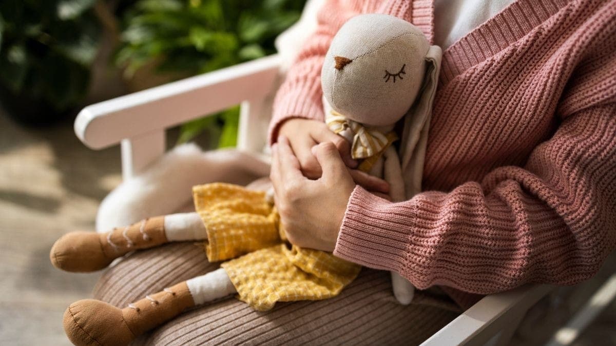 Criança com brinquedo