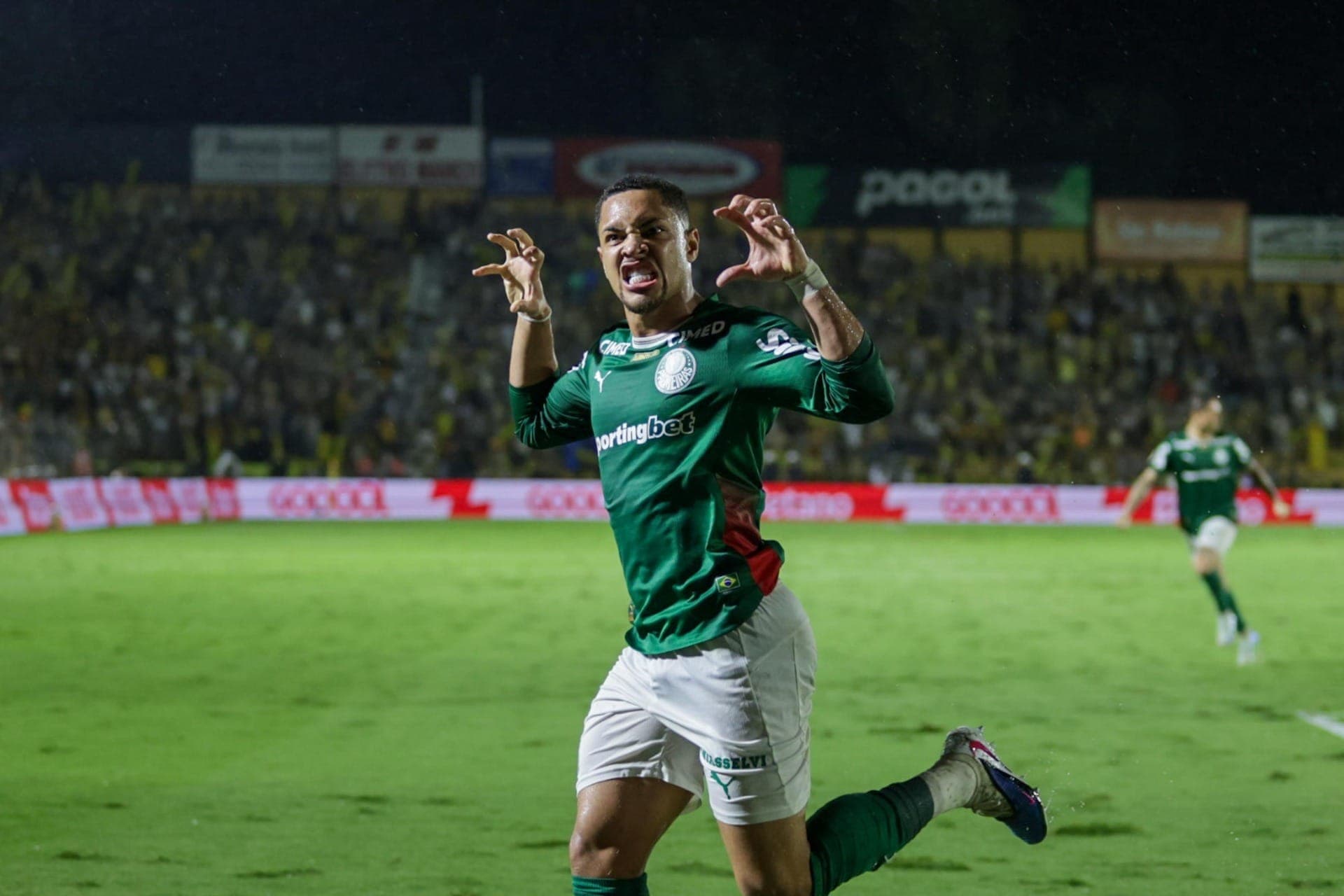 Vitor Roque comemora como Tigrinho