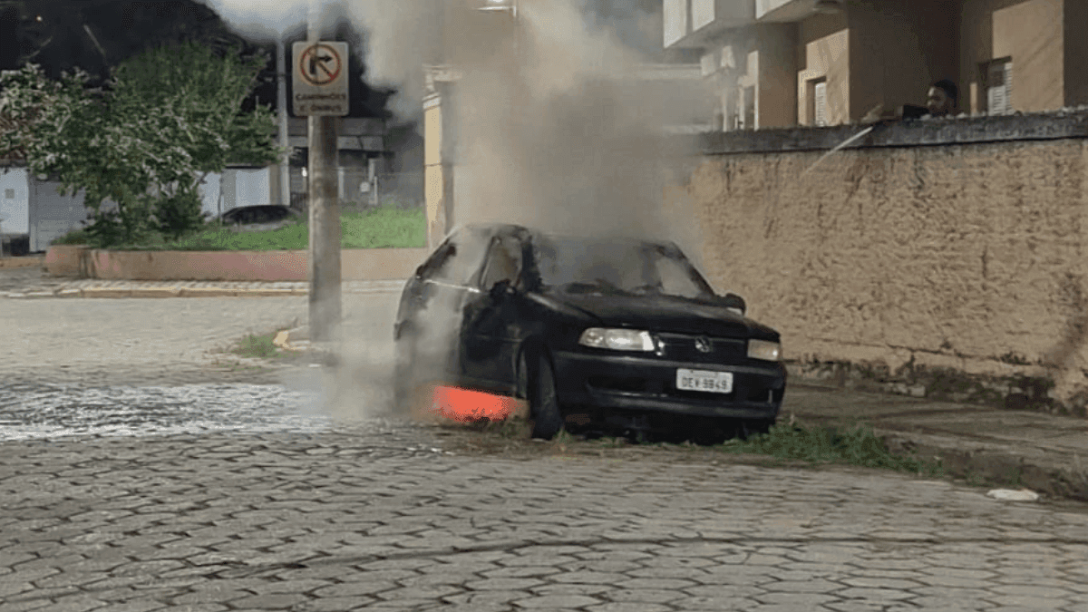 Carro estacionado pega fogo e mobiliza Corpo de Bombeiros em Jacareí