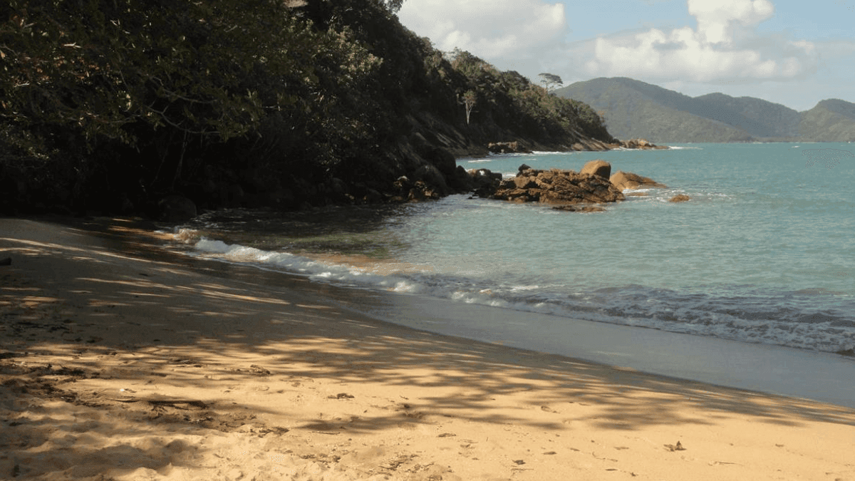 Homem de 56 anos é resgatado após se afogar em praia de Ubatuba