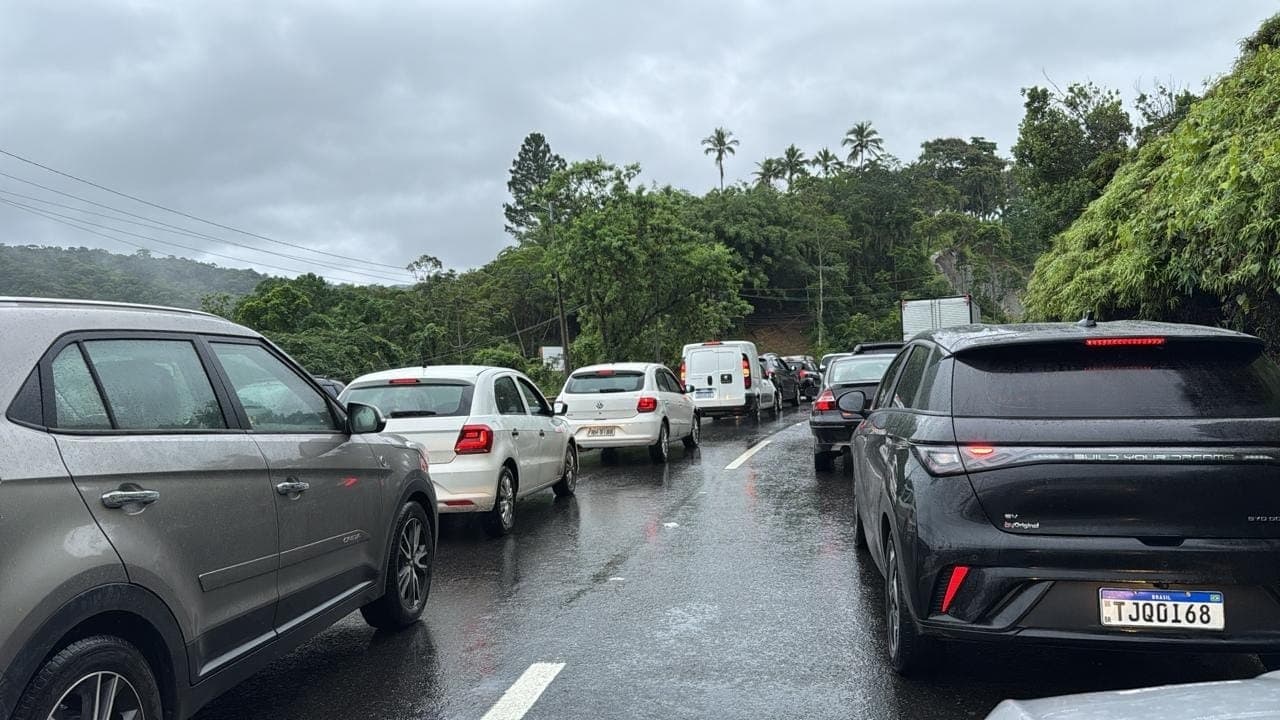 Acidente entre carro e caminhão causa congestionamento na Rio-Santos
