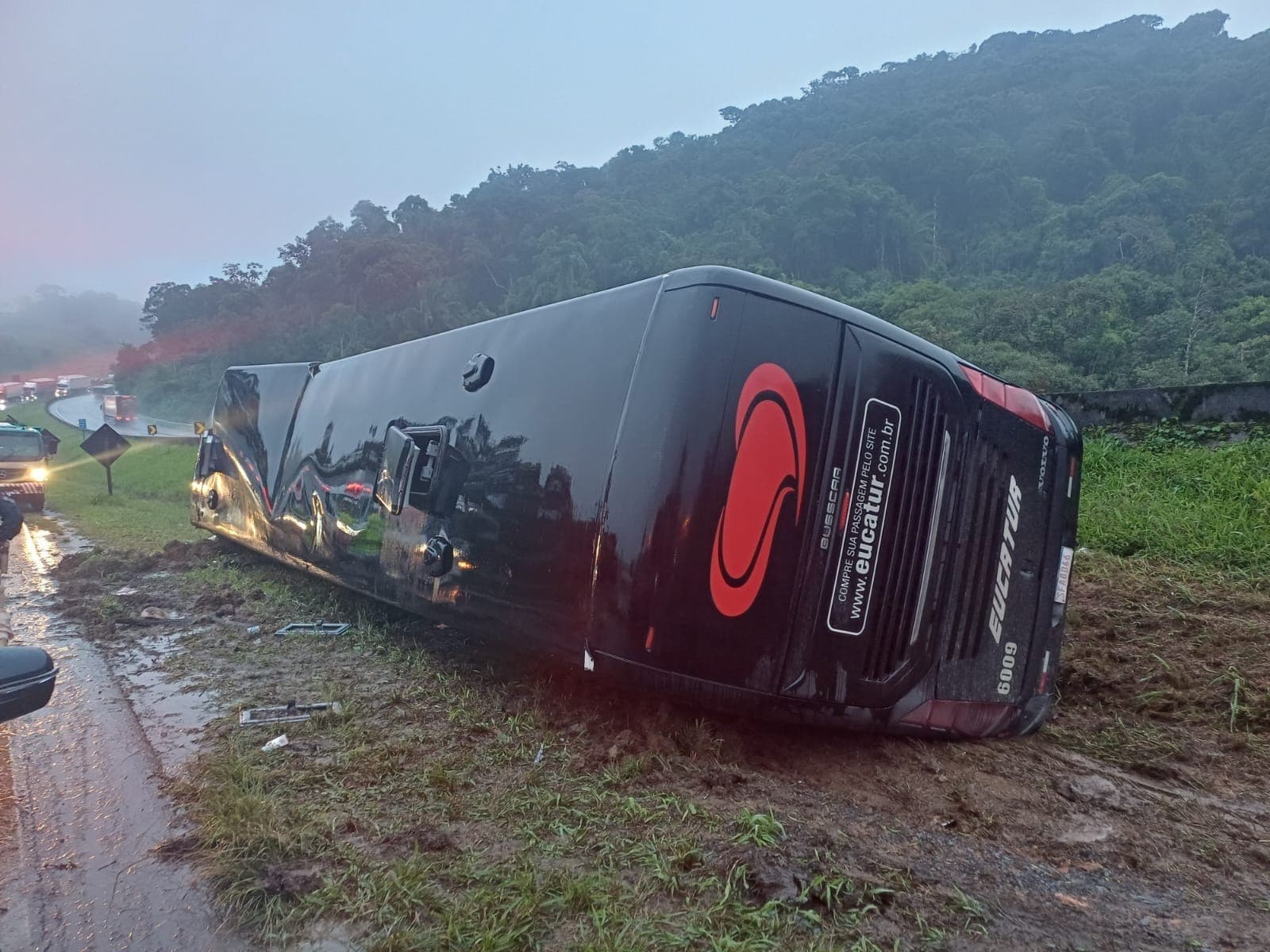 Acidente na BR-116 envolvendo um ônibus 