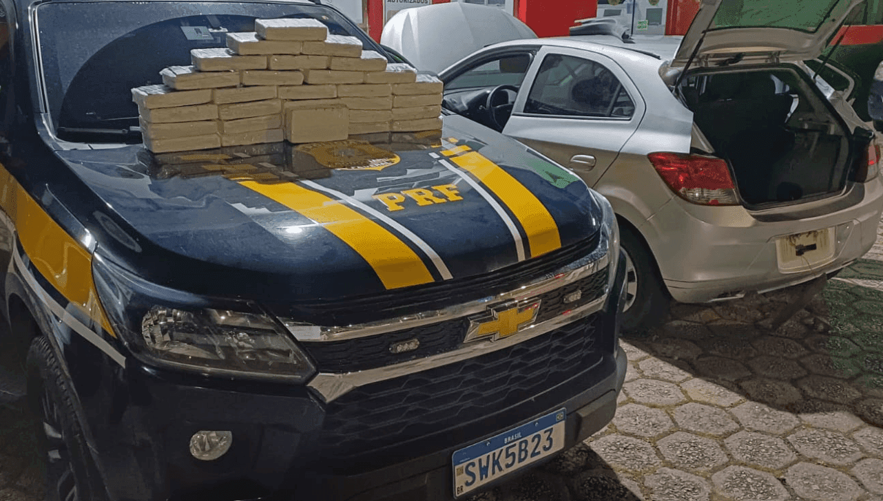 A droga estava sendo transportada escondida nas portas de um veículo