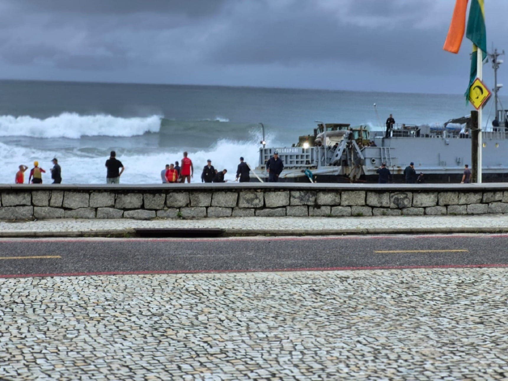 Embarcação encalhada na Praia da Macumba
