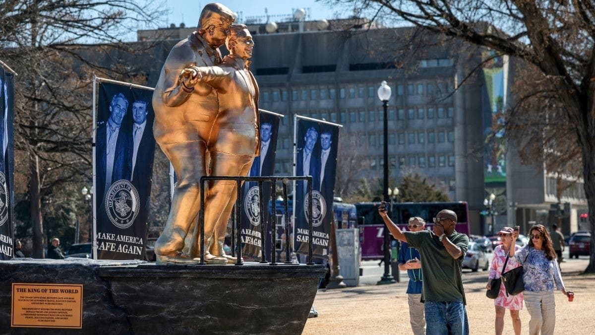 Estátua de Trump e Epstein em Washington