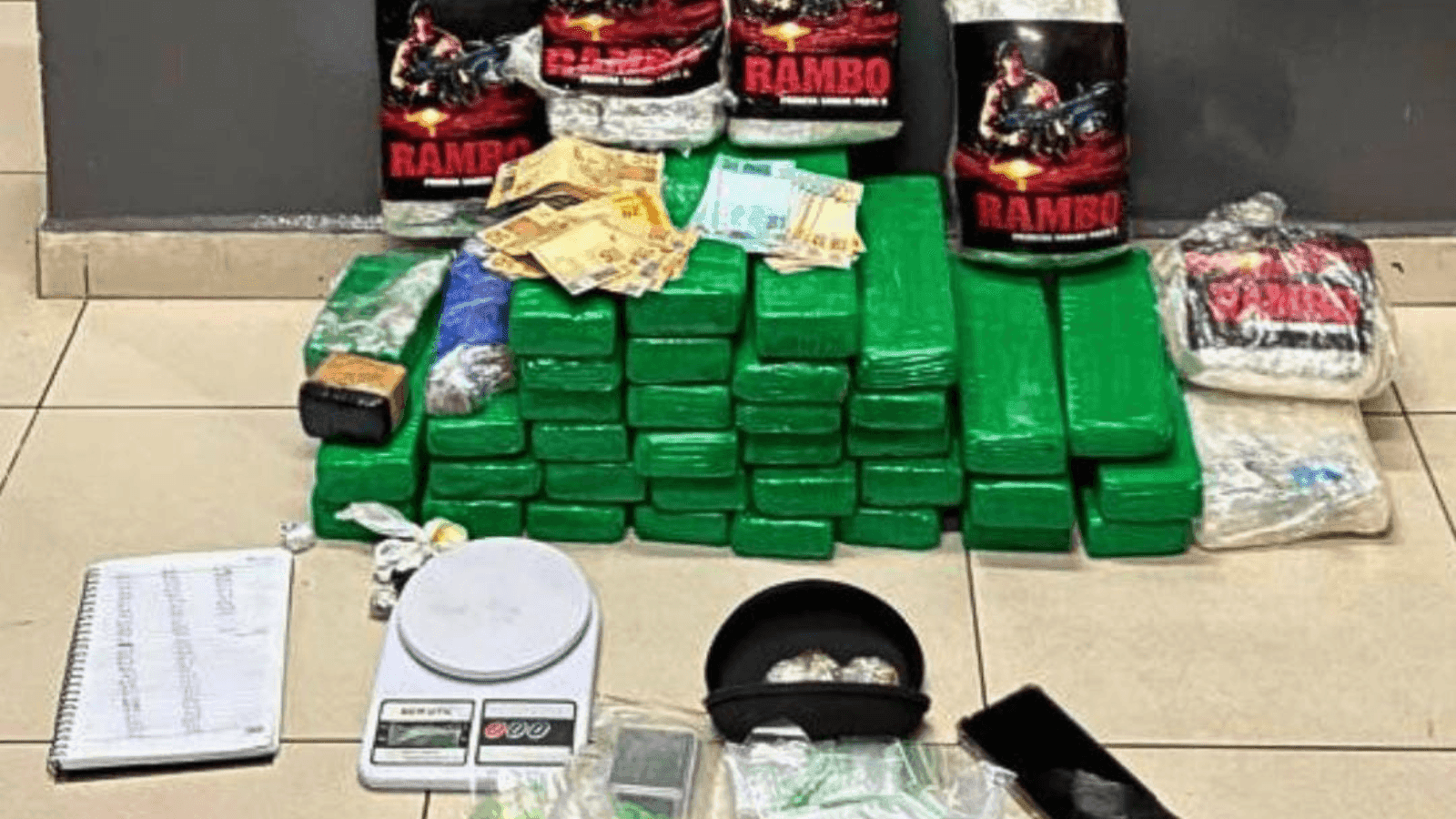 Foram apreendidos mais de 22 quilos de maconha