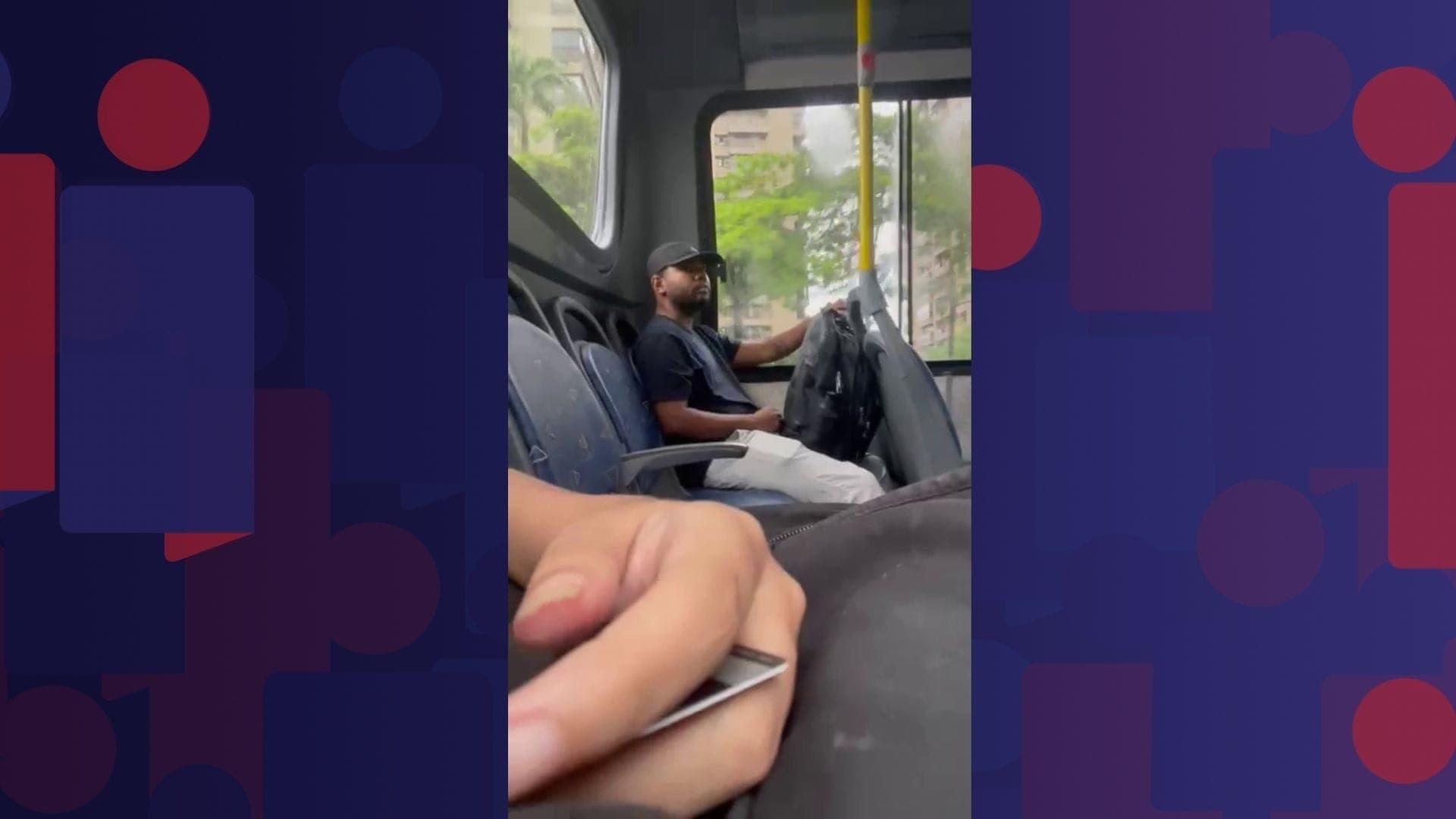 Homem registrado assediando jovem em ônibus