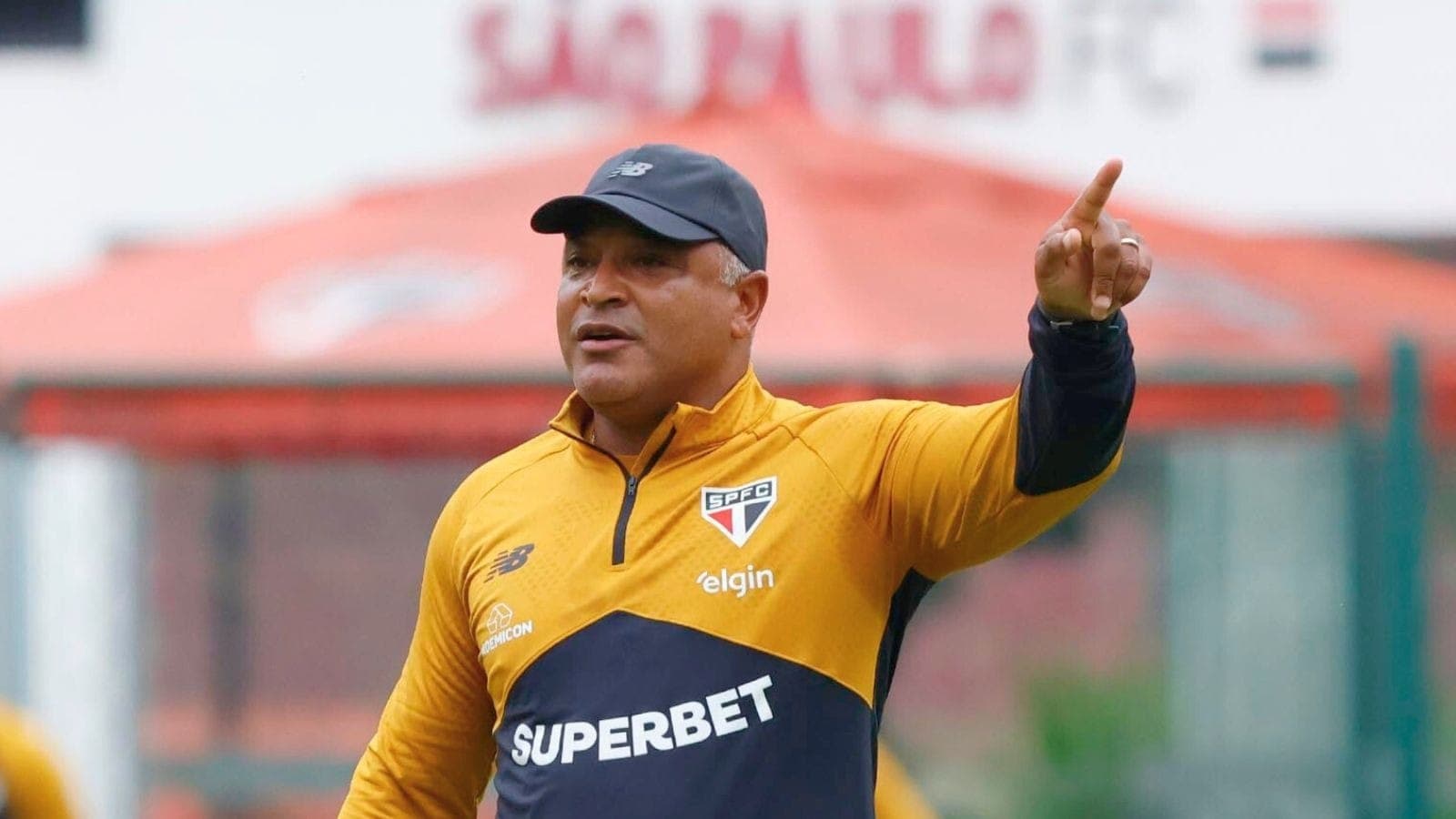 Roger Machado no treino do São Paulo