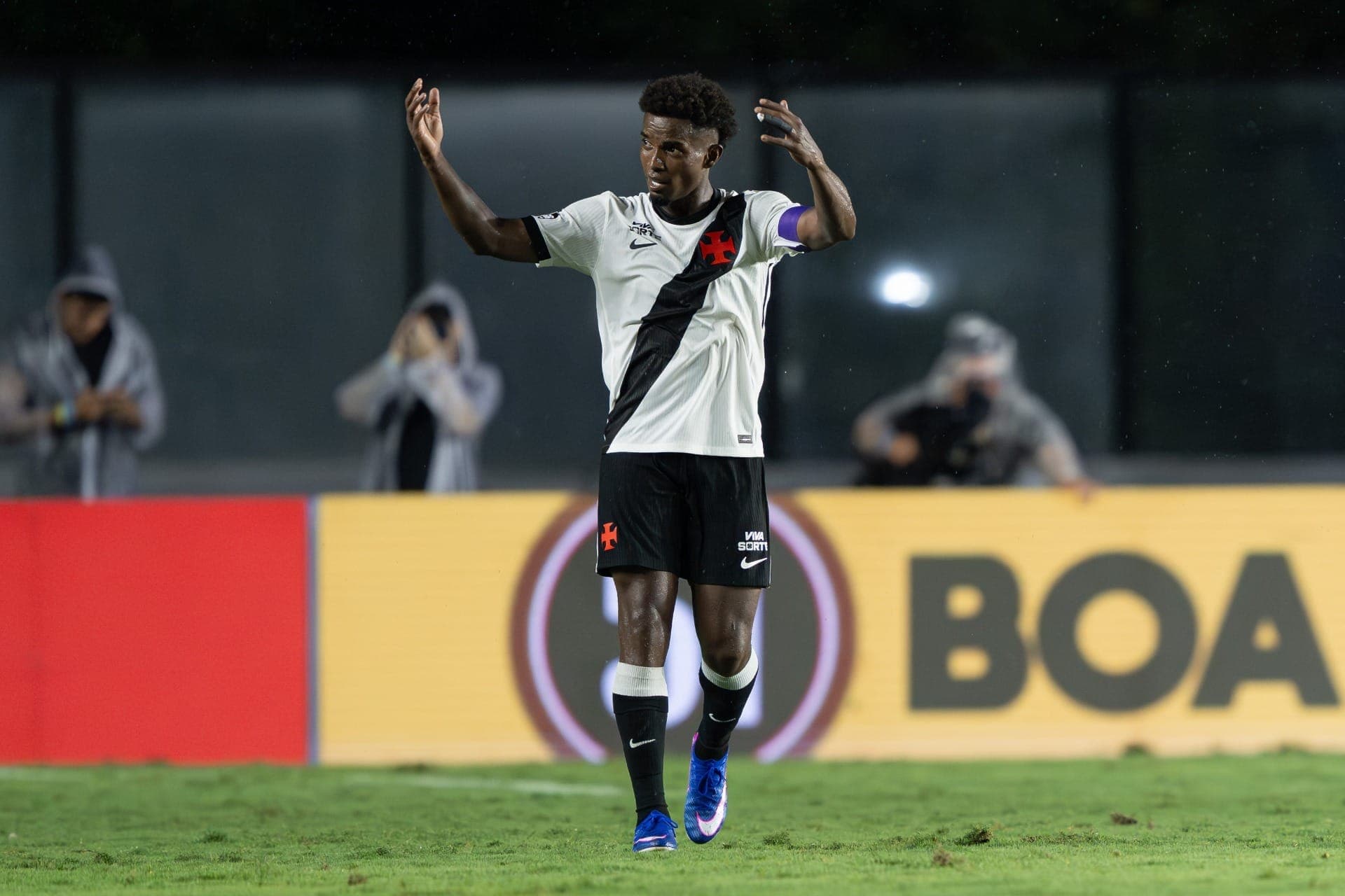 Thiago Mendes comemora gol do Vasco