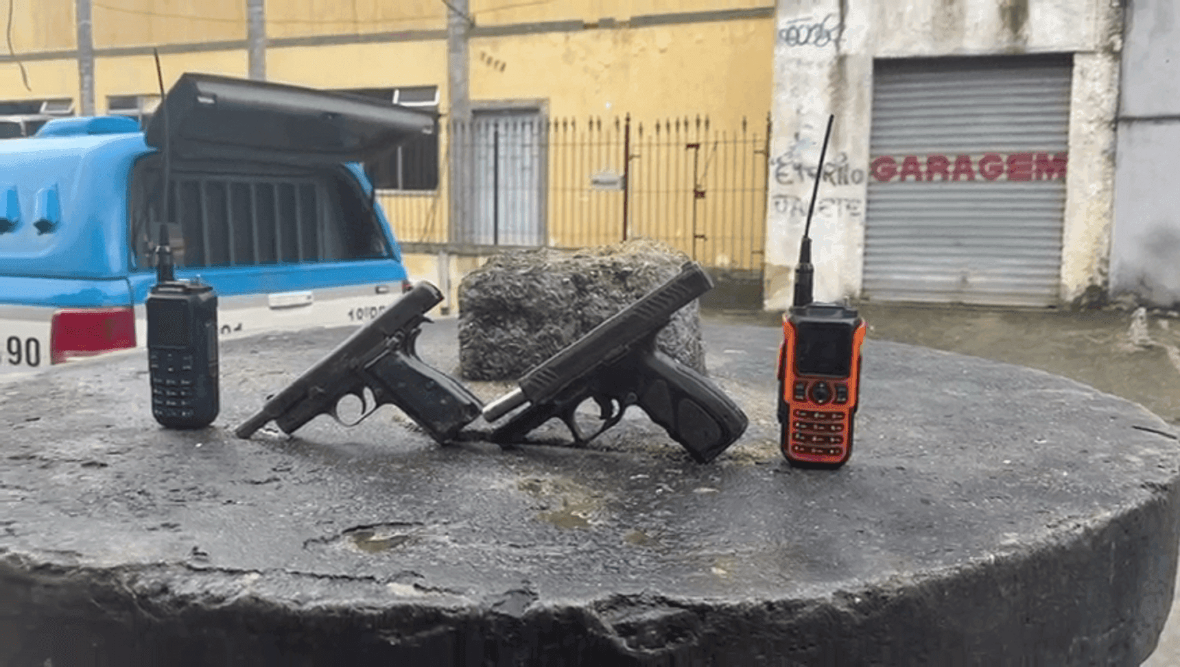 Armas e rádios apreendidos até o momento
