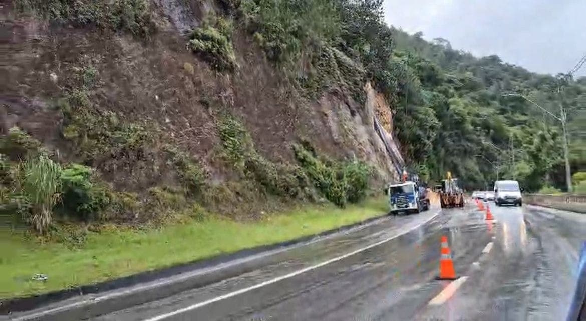Serra Antiga da Tamoios é liberada após deslizamento de terra