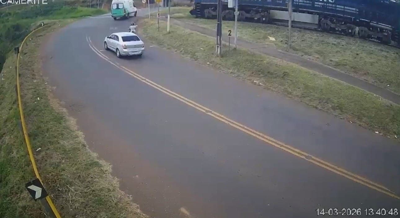 Ambulância é arrastada por trem 