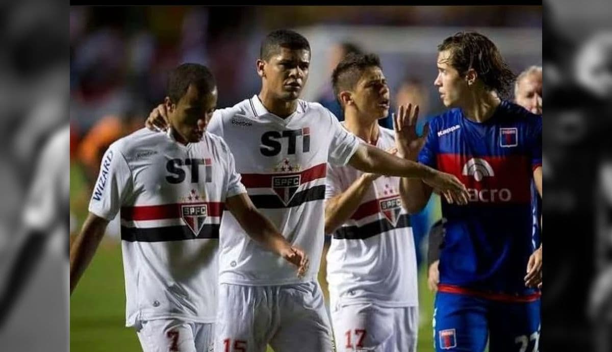 Volante Denilson em ação pelo São Paulo