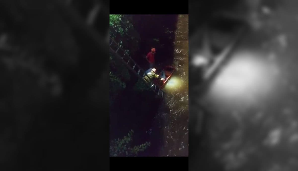 Bombeiros resgatam mulher que caiu em rio