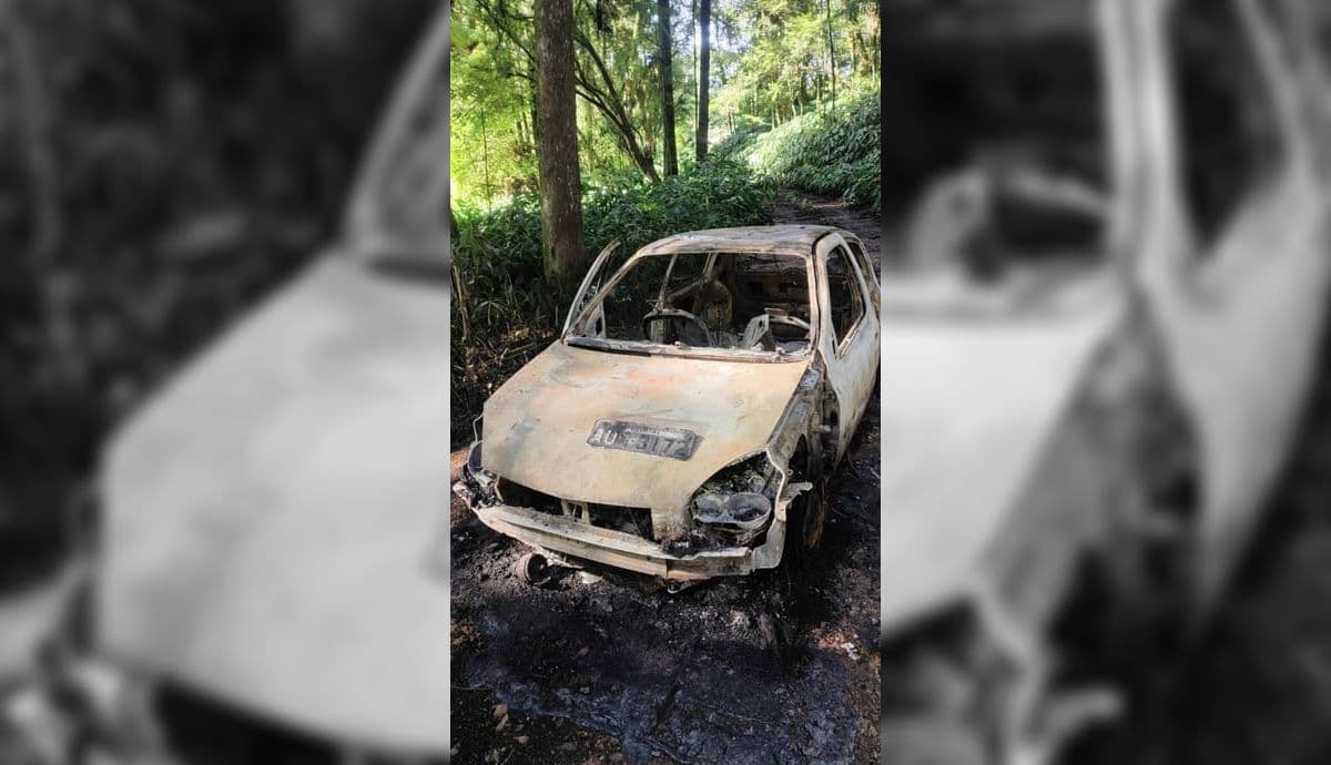 Carro usado em crimes é encontrado queimado 